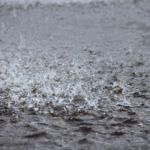 激しい雨の音